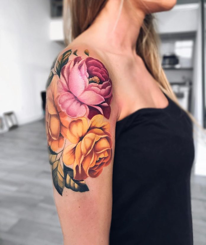Tatouage Pivoines Rose Et Orange Sur Le Bras