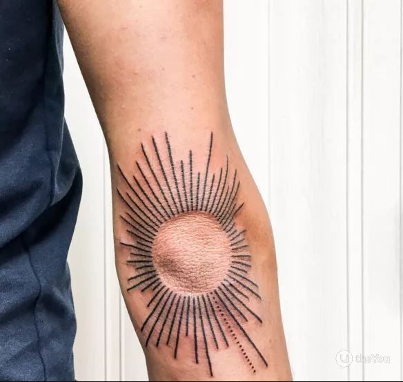 Tatouage Soleil Linework Sur Le Coude