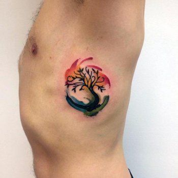 Tatouage Arbre De Vie Et Couleurs Arc En Ciel Sur Les Côtes