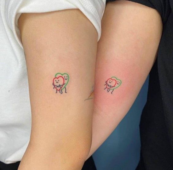 Tatouage Coeurs Vert Et Rouge Sur Le Bras
