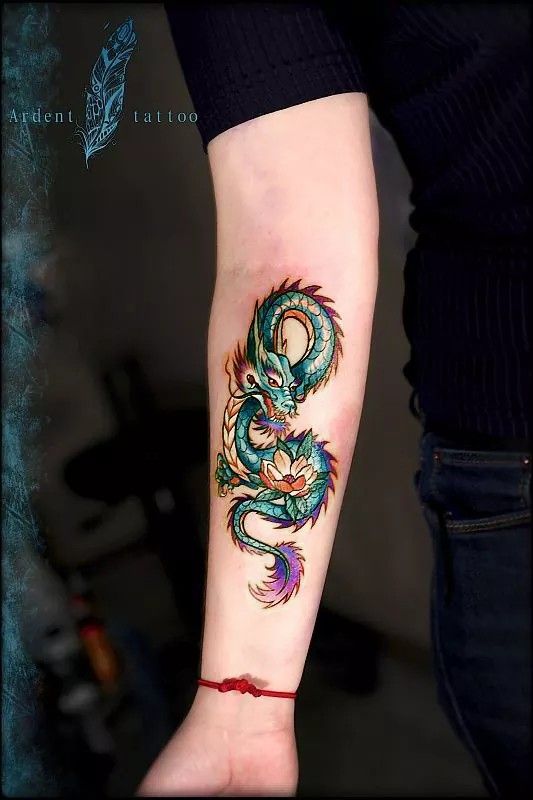 Tatouage Dragon Vert Et Lotus Sur L'avant Bras