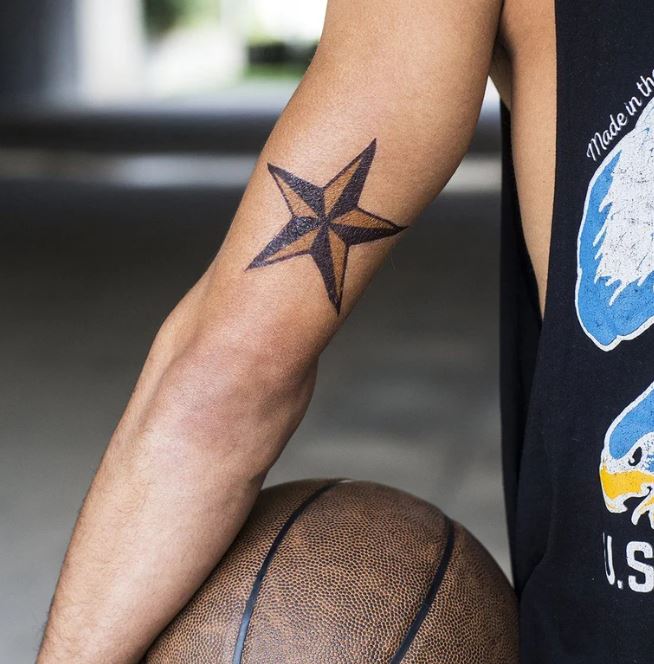 Tatouage étoile Orange Et Noire Sur Le Bras