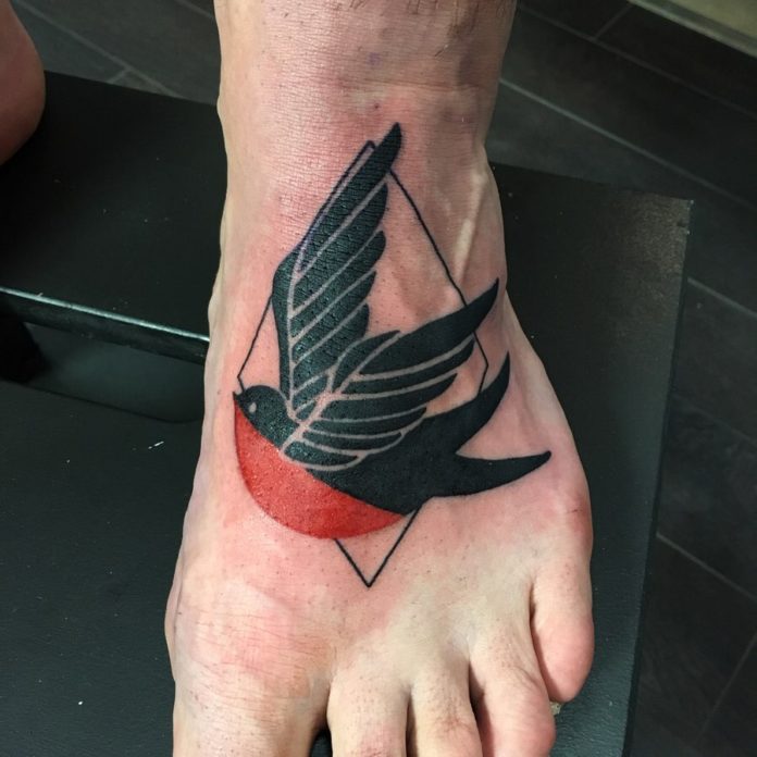 Tatouage Pied Oiseau Noir Et Rouge