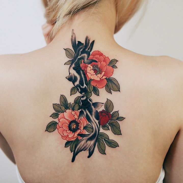 Tatouage Pivoines Colorées Et Poissons Sur Le Dos