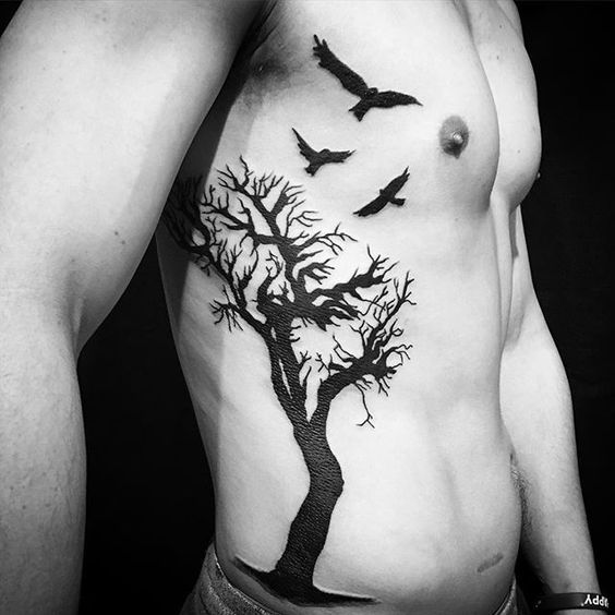 Tatouage Arbre De Vie Imposant Avec Oiseaux à L'encre Noire Sur Les Côtes