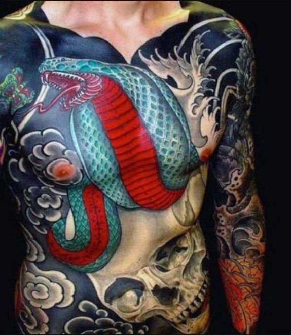 Tatouage Cobra Bleu Et Rouge Sur Le Torse
