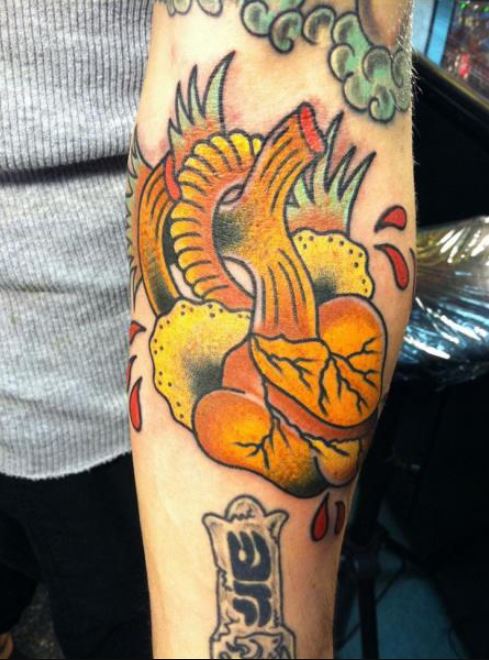 Tatouage Coeur Orange Sur L'avant Bras