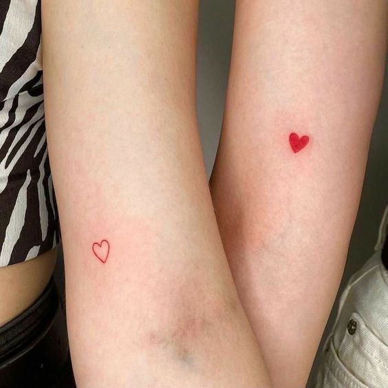 Tatouage Coeurs Rouges Sur Le Bras