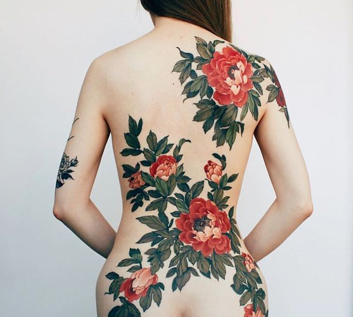Tatouage Pivoines Colorées Sur Le Dos