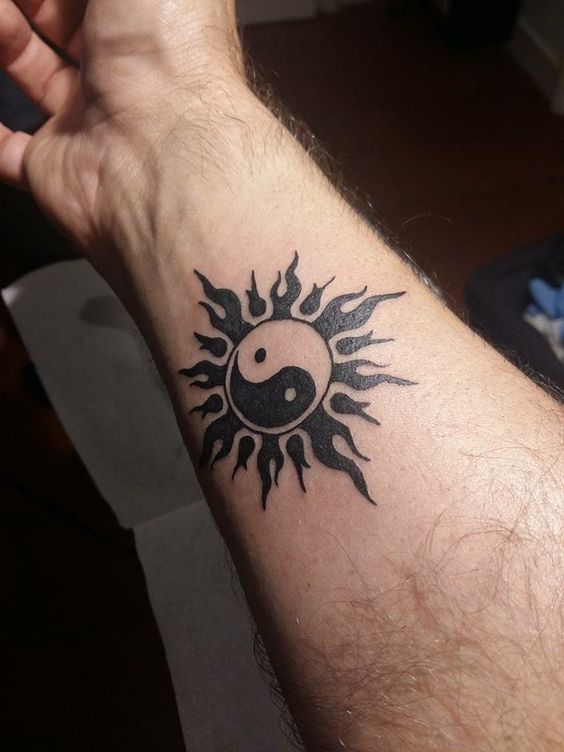Tatouage Soleil Yin Yang Sur L'avant Bras