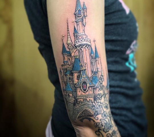 Tatouage Château Disney Avec Toit Bleu Sur Le Bras