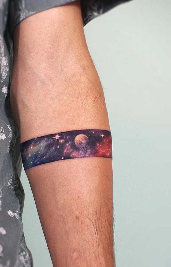 Tatouage Lune Et Ciel étoilé Sur L'avant Bras