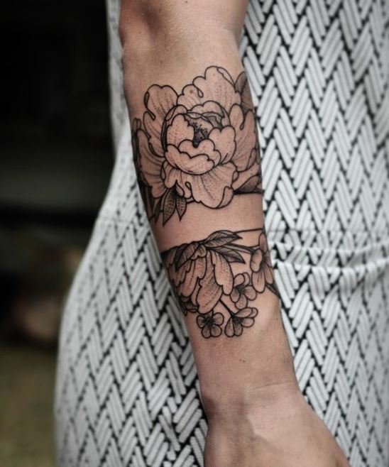 Tatouage Pivoine En Noir Et Gris Avec Bande Sur L'avant Bras