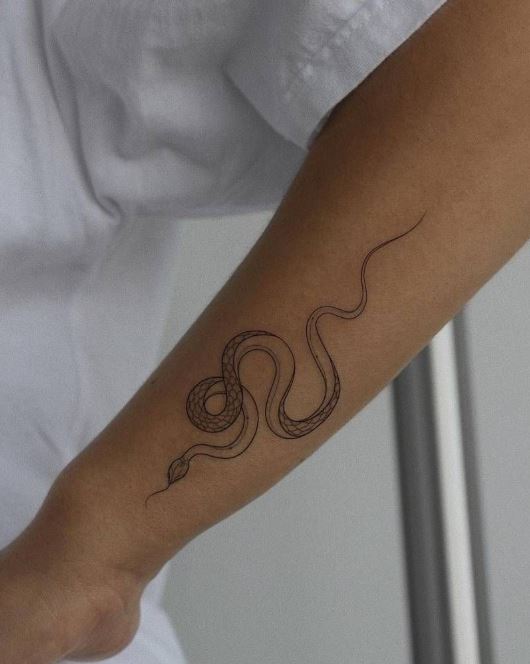 Tatouage Serpent à L'encre Noire Sur L'avant Bras