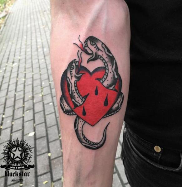 Tatouage Coeur Et Serpent Old School Sur L'avant Bras