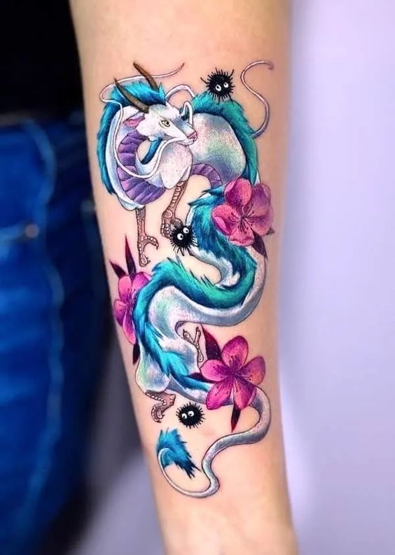 Tatouage Haku Et Fleurs Roses Sur L'avant Bras