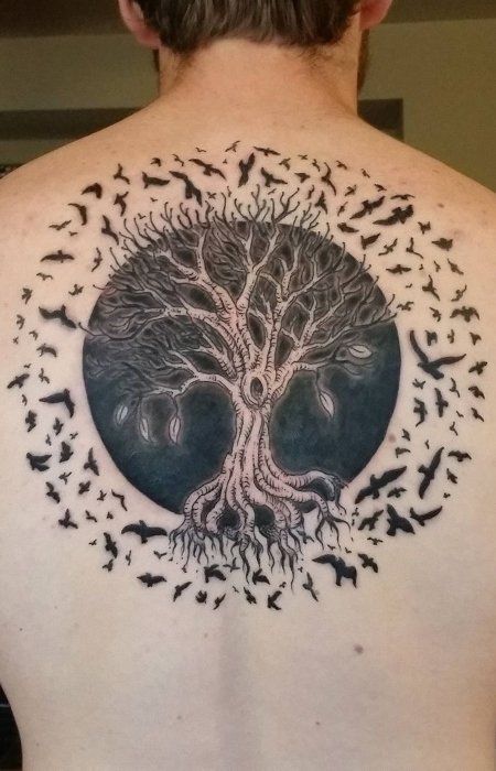 Tatouage Lune Noire, Arbre Et Oiseaux Sur Le Dos