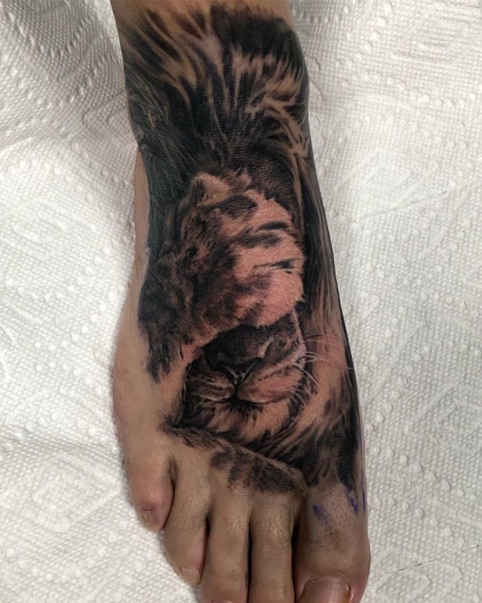 Tatouage Pied En Forme De Tête De Lion