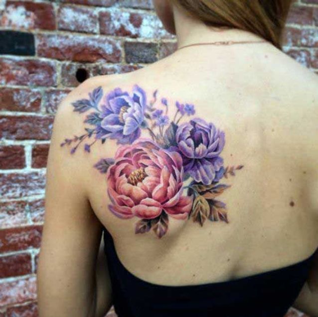 Tatouage Pivoines Rouge Et Bleu Sur Le Dos