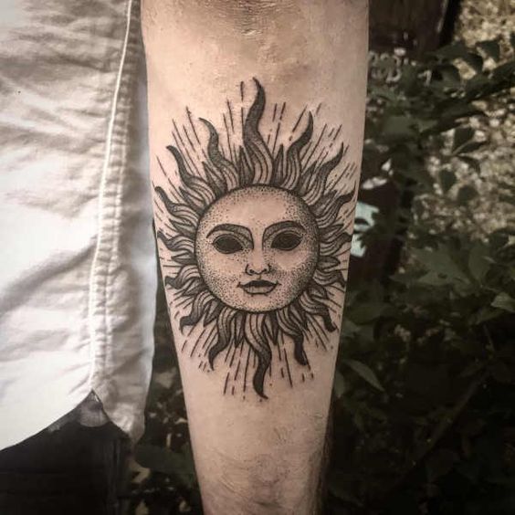Tatouage Soleil Dotwork Avec Visage Sur L'avant Bras