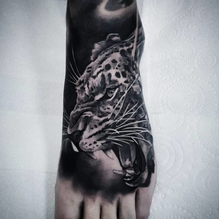 Tatouage Pied Avec Un Léopard Rugissant