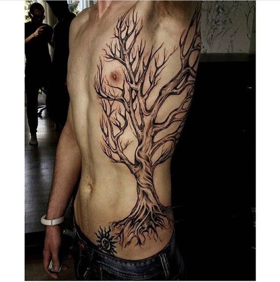Tatouage Arbre De Vie En Noir Et Gris Sur Les Côtesx