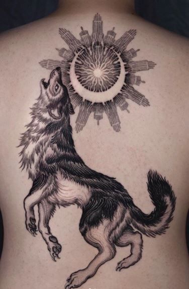 Tatouage Lune Brillant Et Loup Sur Le Dos