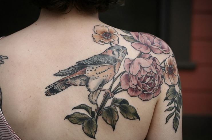 Tatouage Pivoines Et Oiseau En Couleurs Sur Le Dos