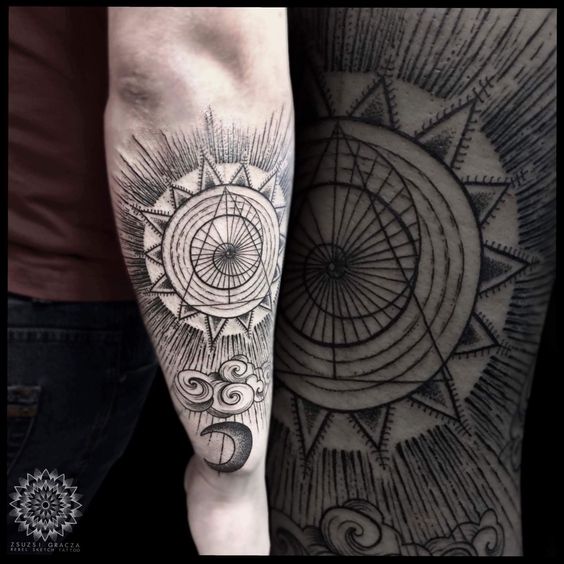 Tatouage Soleil Et Figure Géométriques Sur L'avant Bras