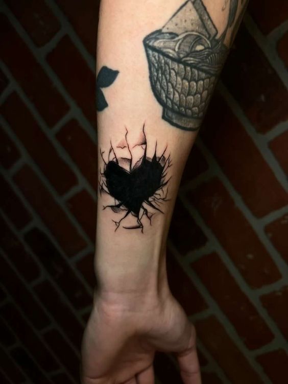 Tatouage Coeur Noir 3d Sur L'avant Bras