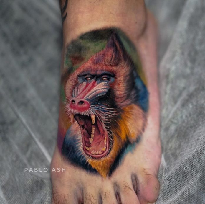 Tatouage Pied Avec Un Babouin En Couleur