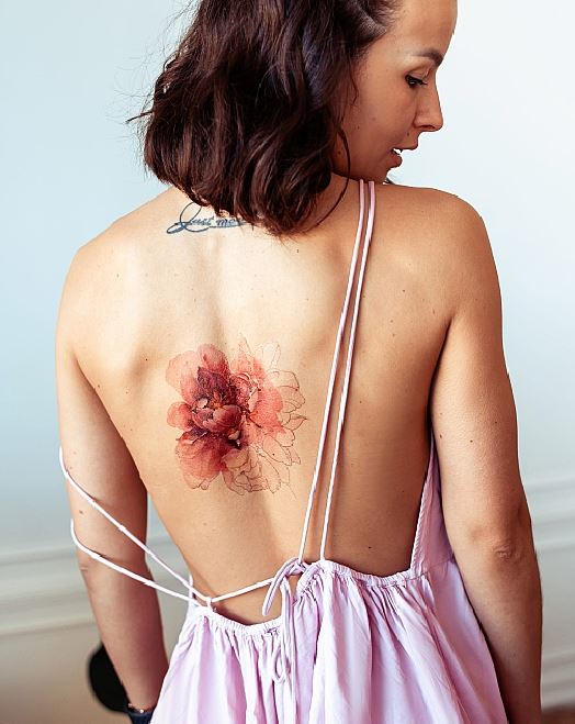Tatouage Pivoine Rouge Sur Le Dos
