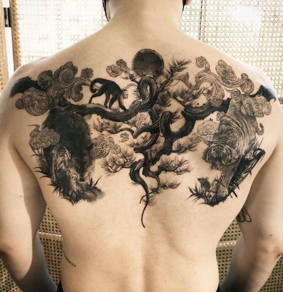 Tatouage Pleine Lune Et Animaux Sauvages Sur Le Dos