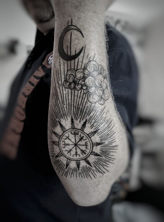 Tatouage Soleil Avec Symboles, Lune Et Nuages Sur L'avant Bras