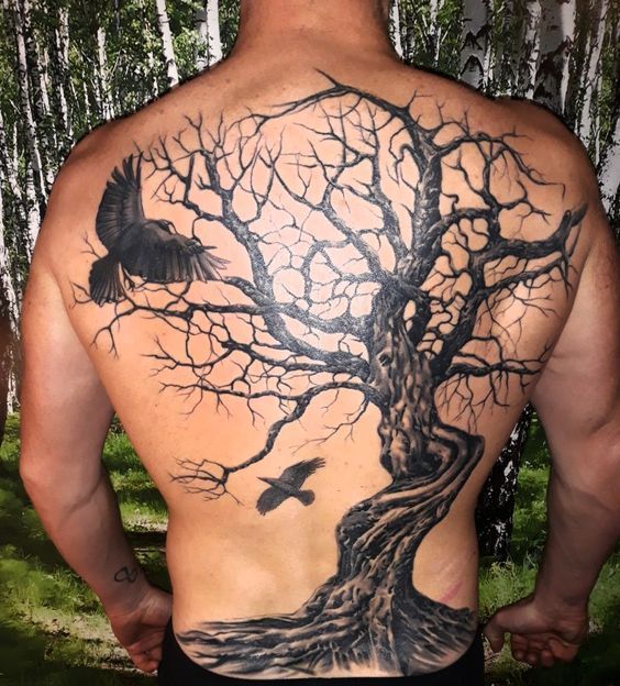 Tatouage Arbre De Vie Et Corbeaux Sur Le Dos