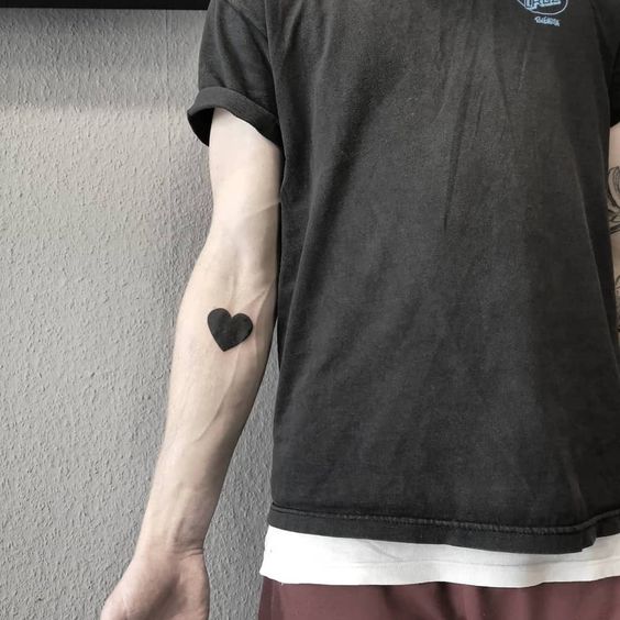 Tatouage Coeur Noir Sur L'avant Bras