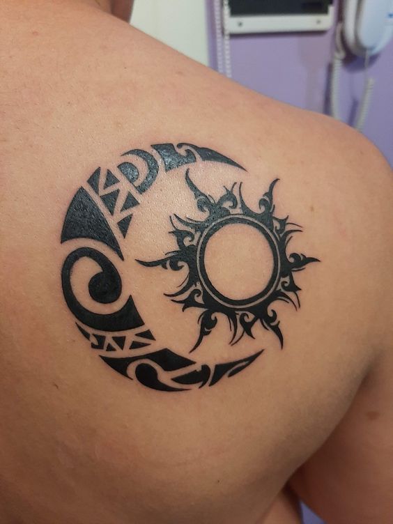 Tatouage Croissant De Lune Et Soleil Tribal Sur Le Dos