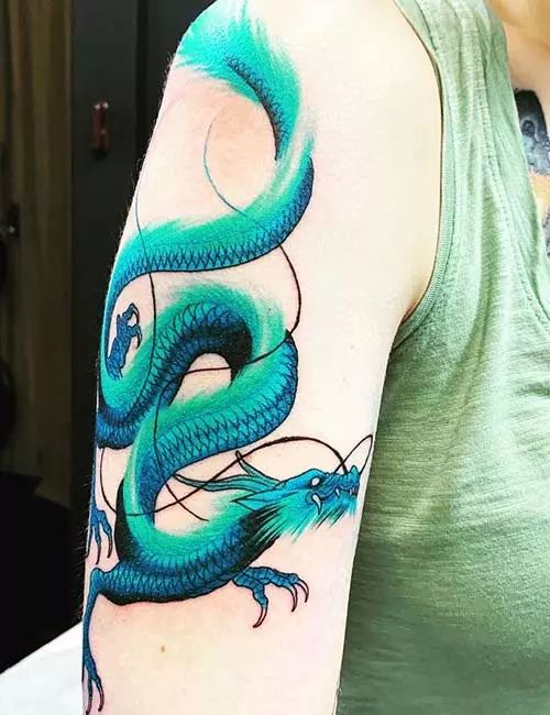 Tatouage Dragon Bleu Torsadé Sur Le Bras