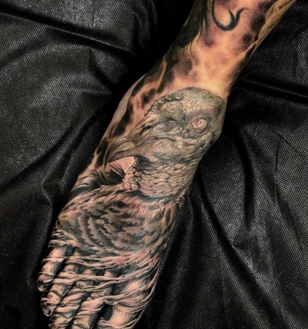 Tatouage Pied Avec Un Vautour Réaliste En Noir Et Gris