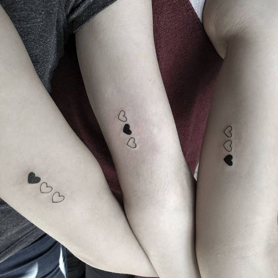 Tatouage Trois Coeurs Sur Le Bras
