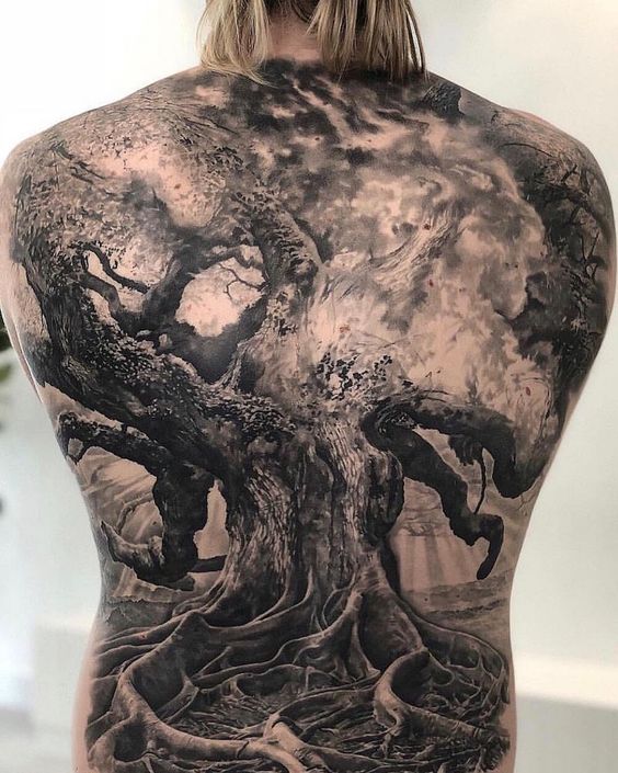 Tatouage Arbre De Vie Réaliste Sur Le Dos
