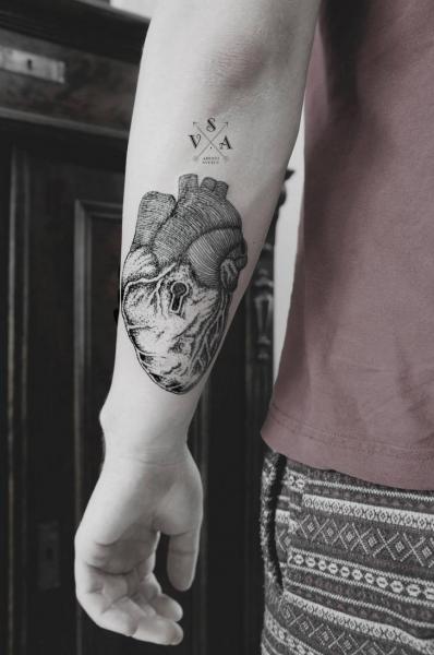 Tatouage Coeur Avec Trou De Serrure Sur L'avant Bras