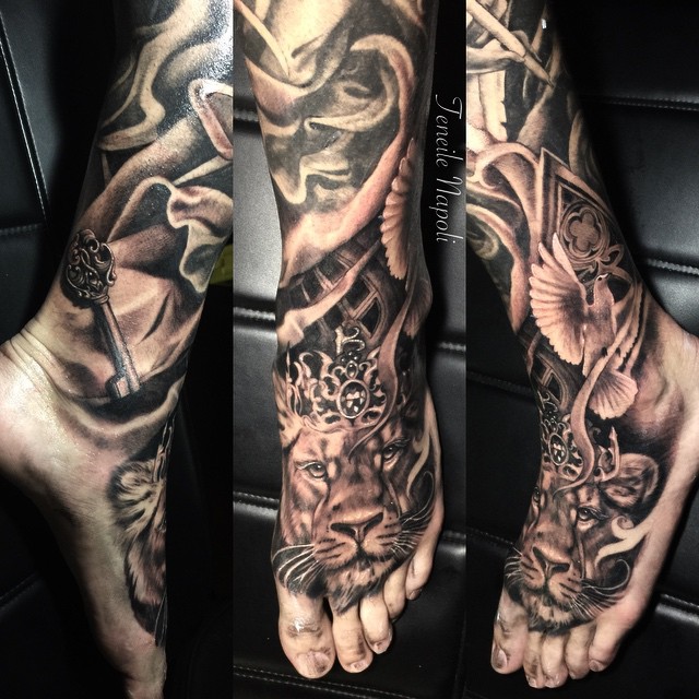 Tatouage Pied Avec Un Lion & Une Colombe