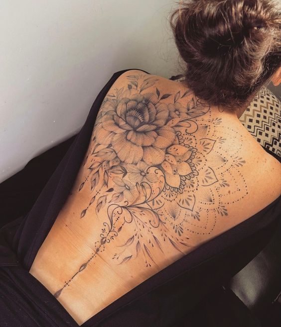 Tatouage Pivoines Et Mandala Dotwork Sur Le Dos