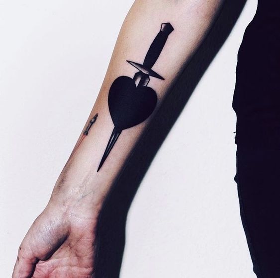 Tatouage Coeur Noir Et Poignard Sur L'avant Bras
