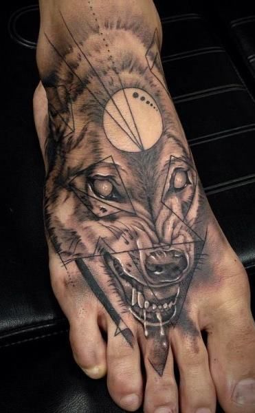 Tatouage Pied Avec Un Loup & Des Figures Géométriques