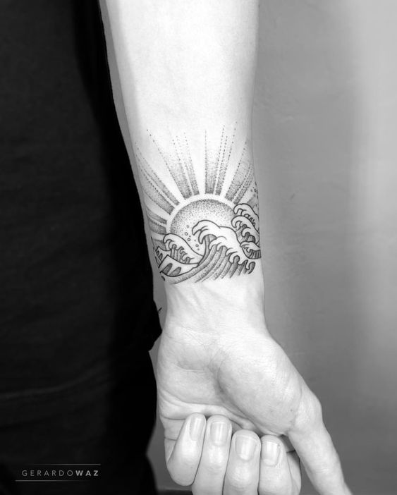 Tatouage Soleil Dotwork Et Vagues Sur L'avant Bras