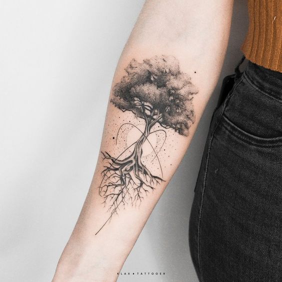 Tatouage Arbre De Vie Graphique Sur L'avant Bras