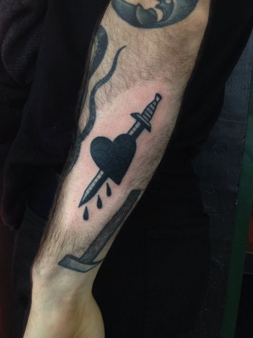 Tatouage Coeur Noir Poignardé Avec Un Marteau Sur L'avant Bras