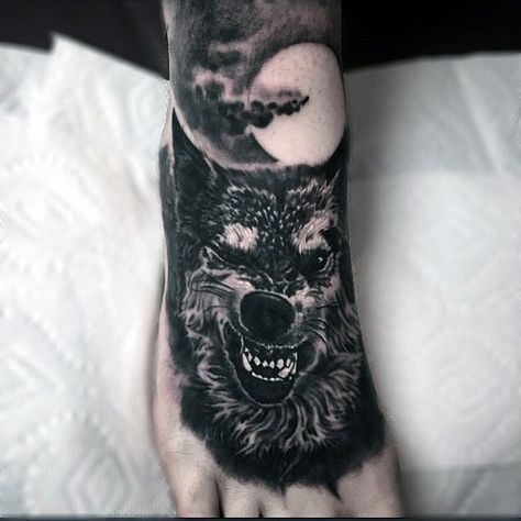 Tatouage Pied Avec Un Loup Et Une Nuit De Pleine Lune